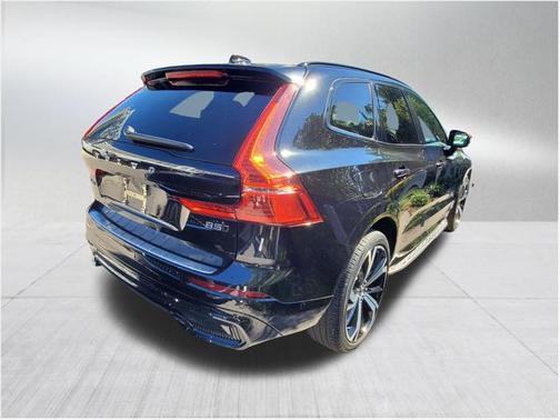 2022 Volvo XC60 B5 R-Design