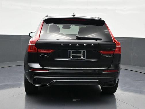 2022 Volvo XC60 B5 R-Design