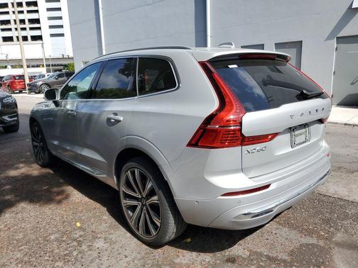 2023 Volvo XC60 B5 Ultimate Bright Theme