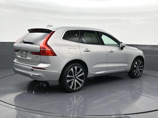 2023 Volvo XC60 B5 Ultimate Bright Theme