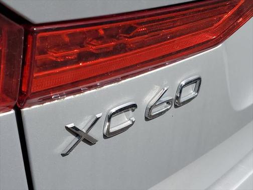 2023 Volvo XC60 B5 Ultimate Bright Theme