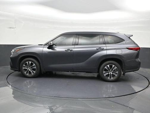 Magnetic Gray Metallic 2021 Toyota Highlander XLE
