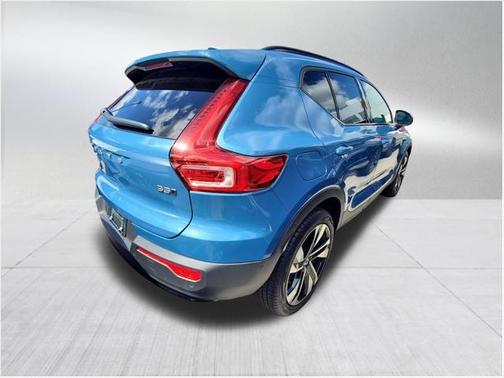 2025 Volvo XC40 B5 Plus Dark Theme
