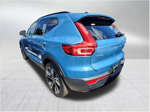 2025 Volvo XC40 B5 Plus Dark Theme
