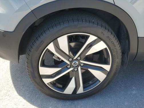 2024 Volvo XC40 B5 Plus Bright Theme