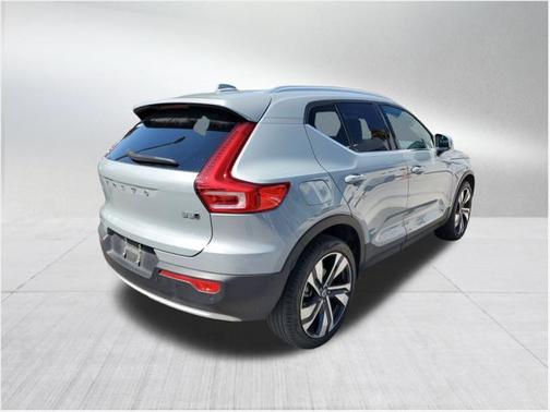 2024 Volvo XC40 B5 Plus Bright Theme