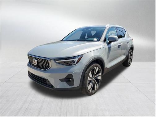 2024 Volvo XC40 B5 Plus Bright Theme