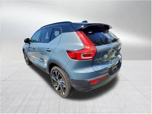 2022 Volvo XC40 T4 R-Design