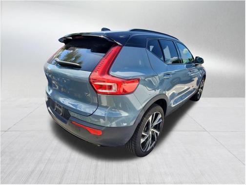 2022 Volvo XC40 T4 R-Design