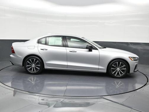 2022 Volvo S60 T5 Momentum