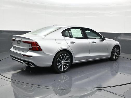 2022 Volvo S60 T5 Momentum