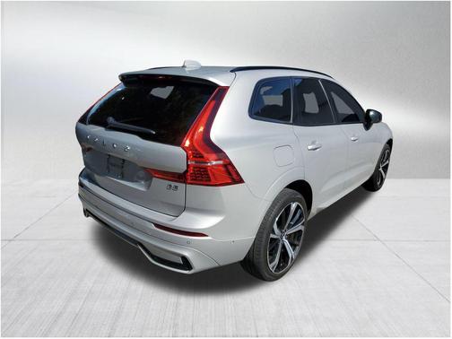 2022 Volvo XC60 B5 R-Design