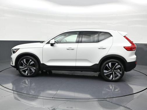 2023 Volvo XC40 B4 Plus Bright Theme