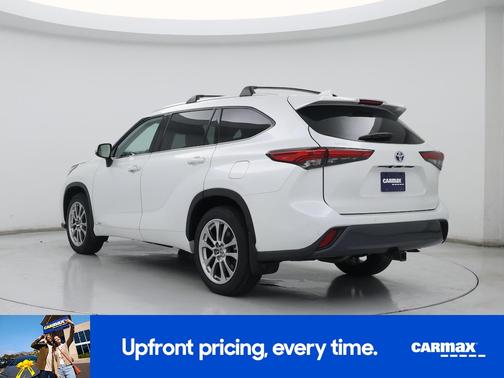 White 2022 Toyota Highlander Hybrid Limited