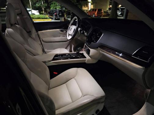 2017 Volvo XC90 T6 Momentum