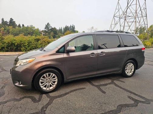 2012 Toyota Sienna XLE Auto Access Seat