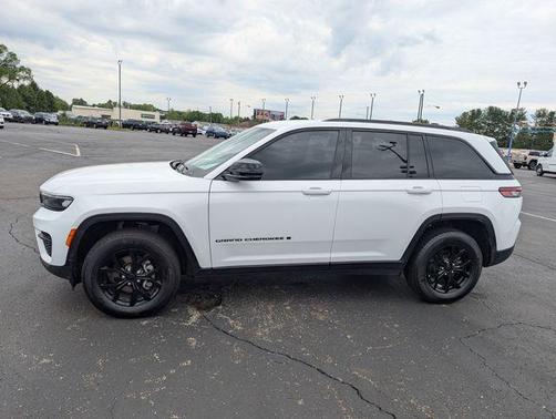 Bright White Clearcoat 2025 Jeep Grand Cherokee Altitude