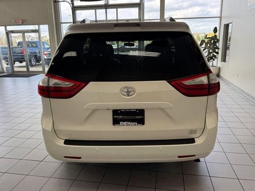 Blizzard Pearl 2016 Toyota Sienna XLE