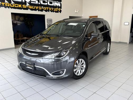 Granite Crystal Clearcoat Metallic 2018 Chrysler Pacifica Touring-L
