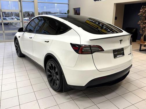 2022 Tesla Model Y Long Range Dual Motor All-Wheel Drive