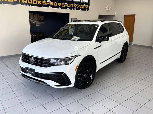Pure White 2022 Volkswagen Tiguan 2.0T SE R-Line Black