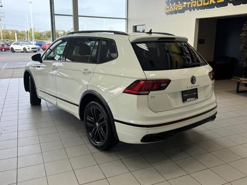 Pure White 2022 Volkswagen Tiguan 2.0T SE R-Line Black
