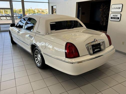 2002 Lincoln Town Car Signature