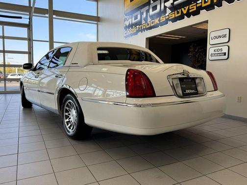 2002 Lincoln Town Car Signature