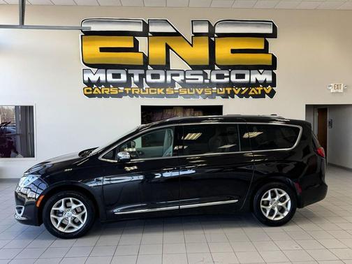 Brilliant Black Crystal Pearlcoat 2019 Chrysler Pacifica Limited
