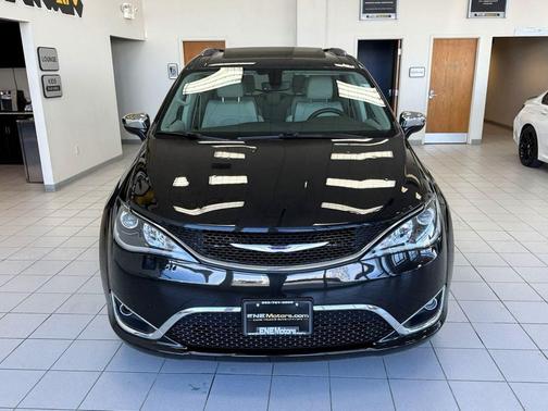 Brilliant Black Crystal Pearlcoat 2019 Chrysler Pacifica Limited