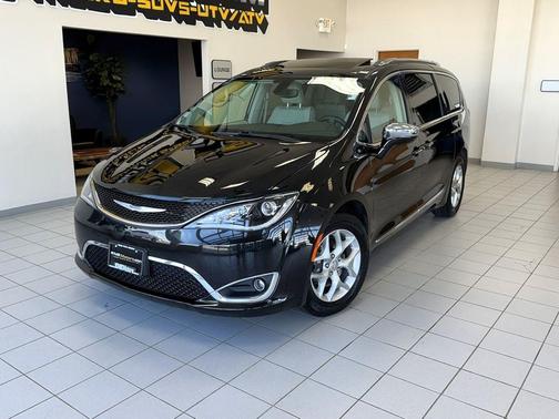 Brilliant Black Crystal Pearlcoat 2019 Chrysler Pacifica Limited