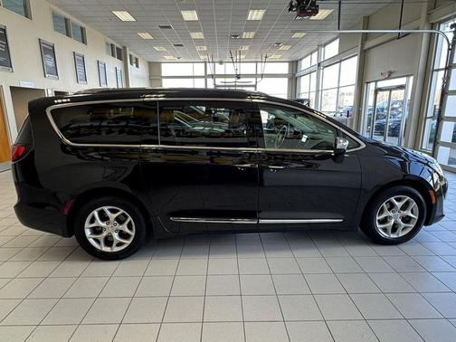 Brilliant Black Crystal Pearlcoat 2019 Chrysler Pacifica Limited