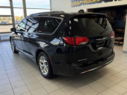 Brilliant Black Crystal Pearlcoat 2019 Chrysler Pacifica Limited