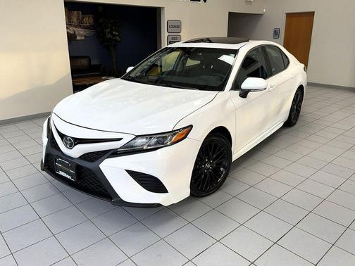 Super White 2018 Toyota Camry SE