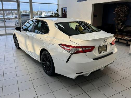 Super White 2018 Toyota Camry SE