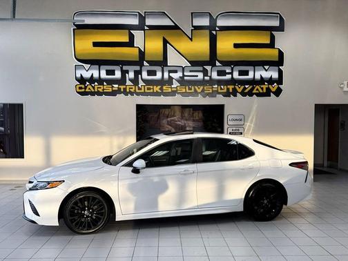 Super White 2018 Toyota Camry SE