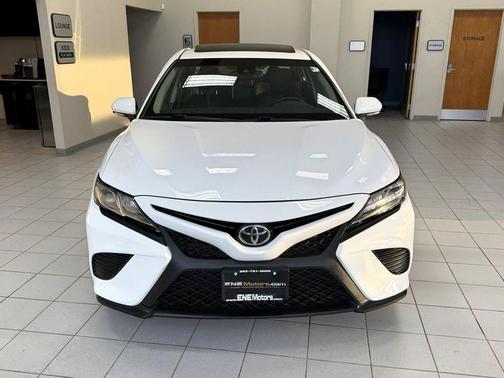 Super White 2018 Toyota Camry SE