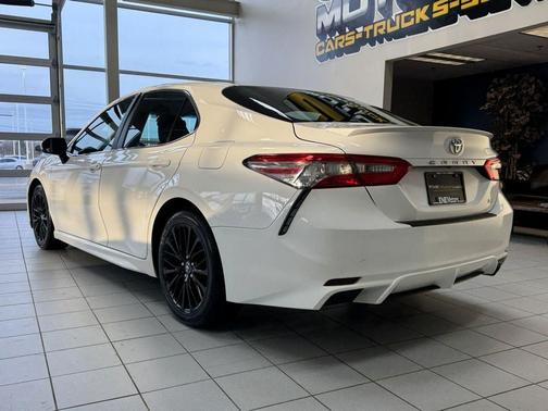 Super White 2018 Toyota Camry SE