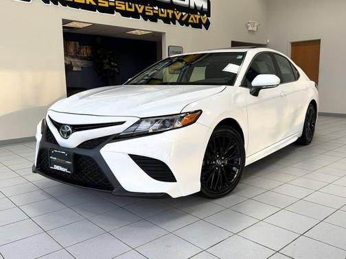 Super White 2018 Toyota Camry SE