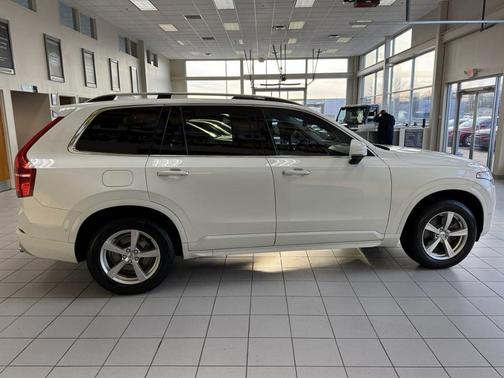Ice White 2018 Volvo XC90 T5 Momentum
