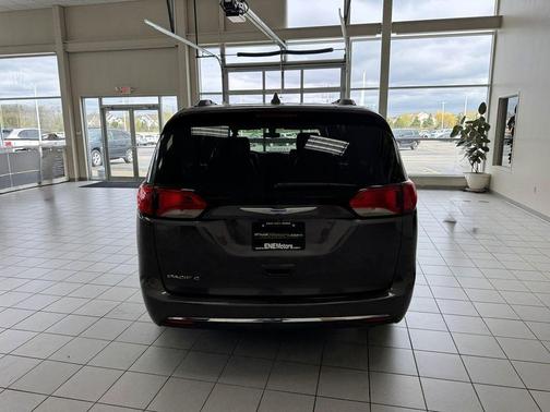 Granite Crystal Metallic Clearcoat 2018 Chrysler Pacifica Touring-L