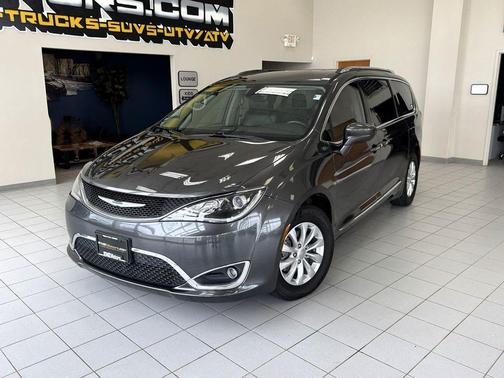 Granite Crystal Metallic Clearcoat 2018 Chrysler Pacifica Touring-L