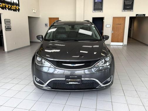 Granite Crystal Metallic Clearcoat 2018 Chrysler Pacifica Touring-L