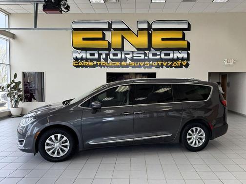 Granite Crystal Metallic Clearcoat 2018 Chrysler Pacifica Touring-L