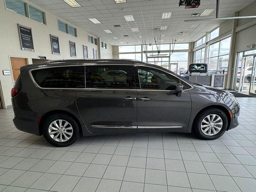 Granite Crystal Metallic Clearcoat 2018 Chrysler Pacifica Touring-L
