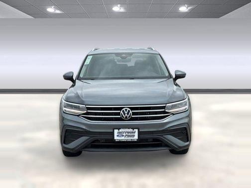 Platinum Gray Metallic 2023 Volkswagen Tiguan 2.0T SE