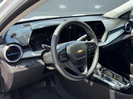Summit White 2025 Chevrolet Trax LT