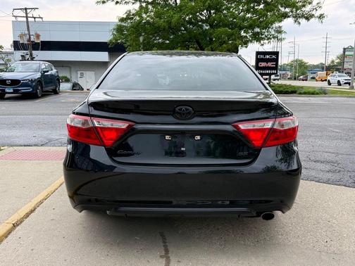 Midnight Black Metallic 2017 Toyota Camry SE