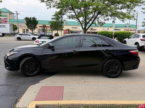 Midnight Black Metallic 2017 Toyota Camry SE