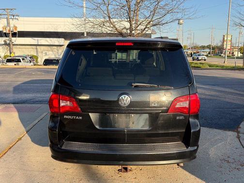 Nocturne Black Metallic 2012 Volkswagen Routan SEL w/Navigation